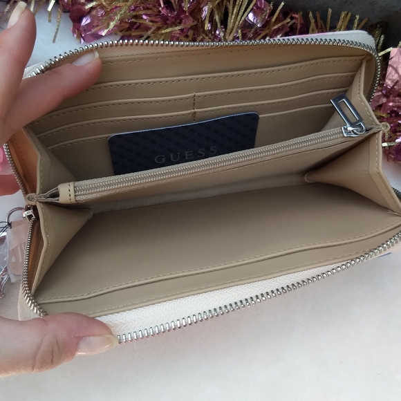 🌸 SOLD🌺Guess Pink Floral Joann Wallet + Charm - Picture 8 of 13